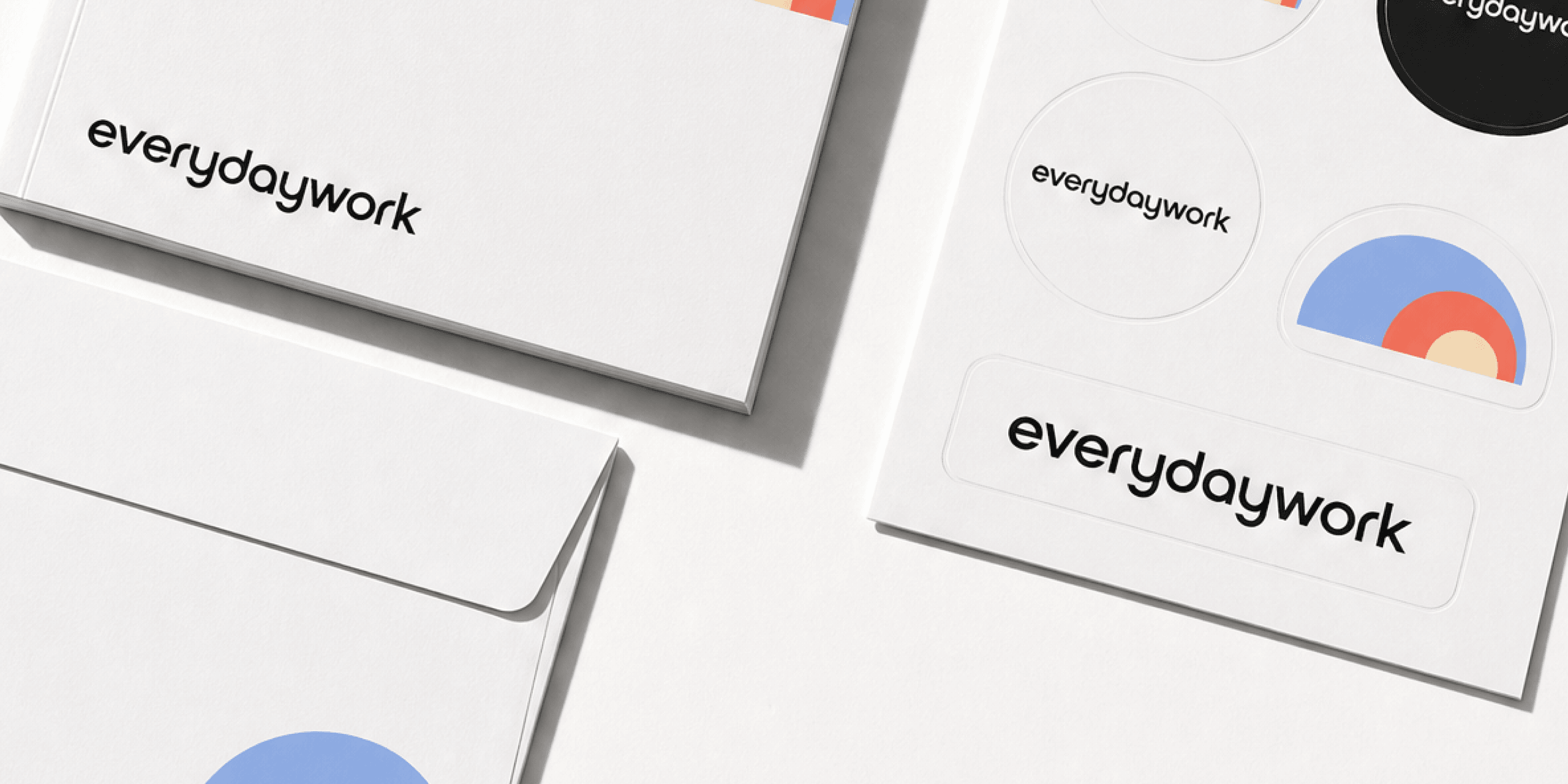 Everydaywork의 컬러 심볼과 워드마크를 적용한 브랜드 아이덴티티 디자인