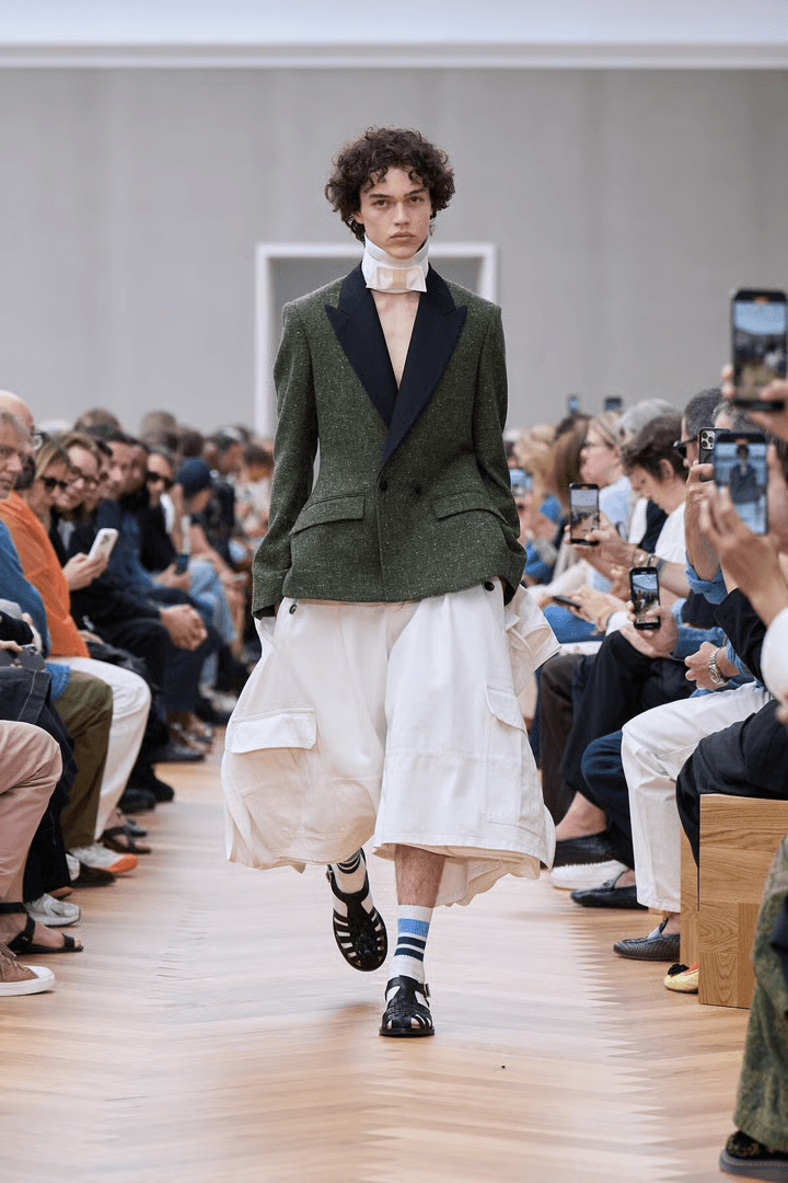 https://www.dior.com/ko_kr/fashion/남성-패션/shows/2026-여름-패션쇼 | 디올 남자 반바지 2026 s/s