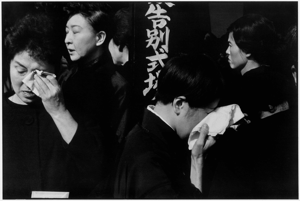 출처: https://www.magnumphotos.com/newsroom/society/henri-cartier-bresson-the-world-of-henri-cartier-bresson