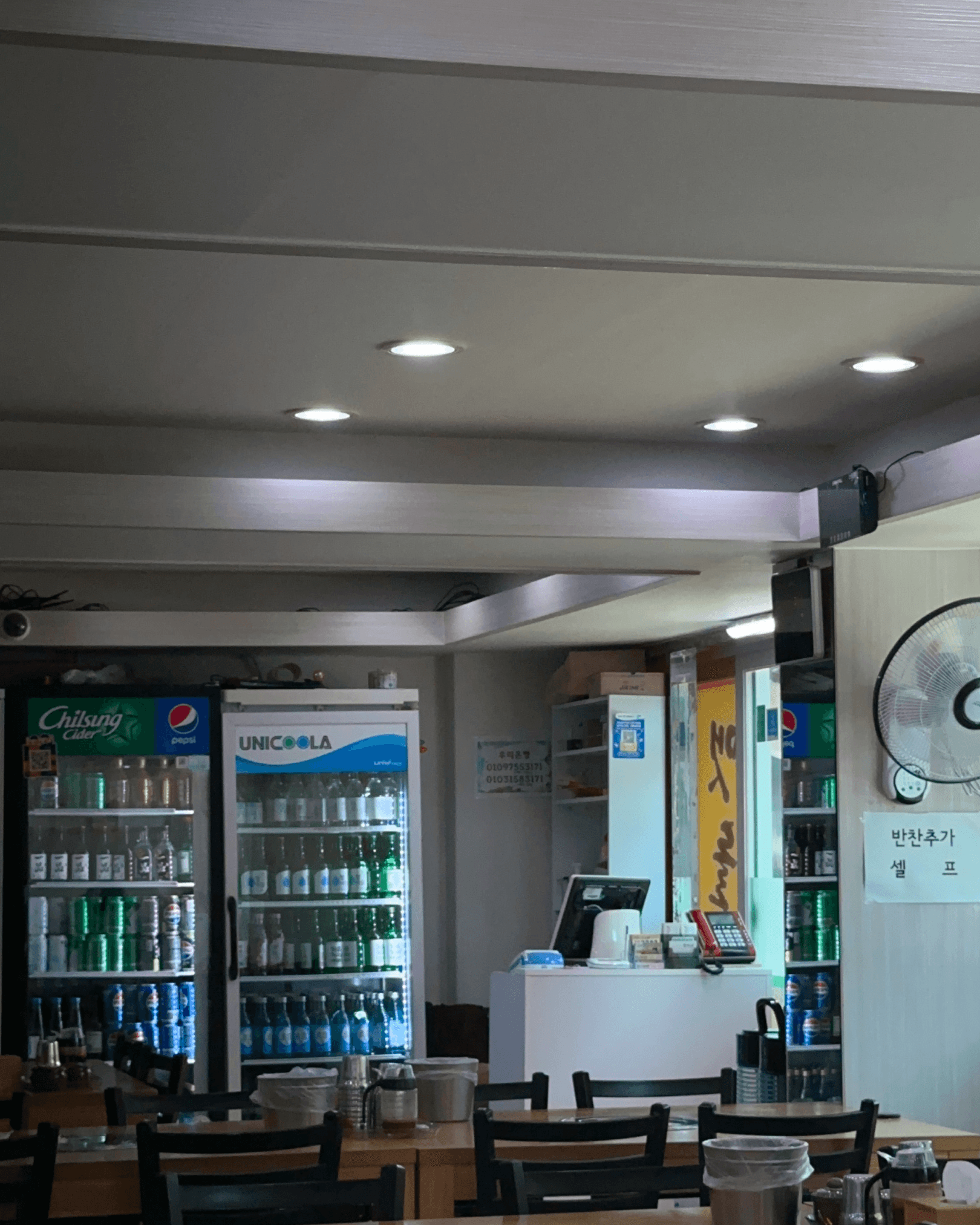 에브리데이웍스클럽 촬영 | 낙성대 정가네 감자탕 매장 내부. 멀리 계산대와 냉장고가 보인다