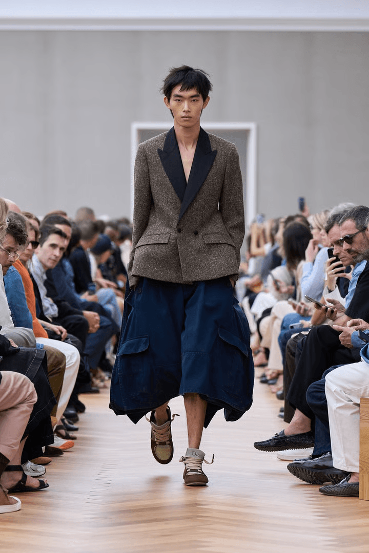 https://www.dior.com/ko_kr/fashion/남성-패션/shows/2026-여름-패션쇼 | 디올 남자 반바지 2026 s/s