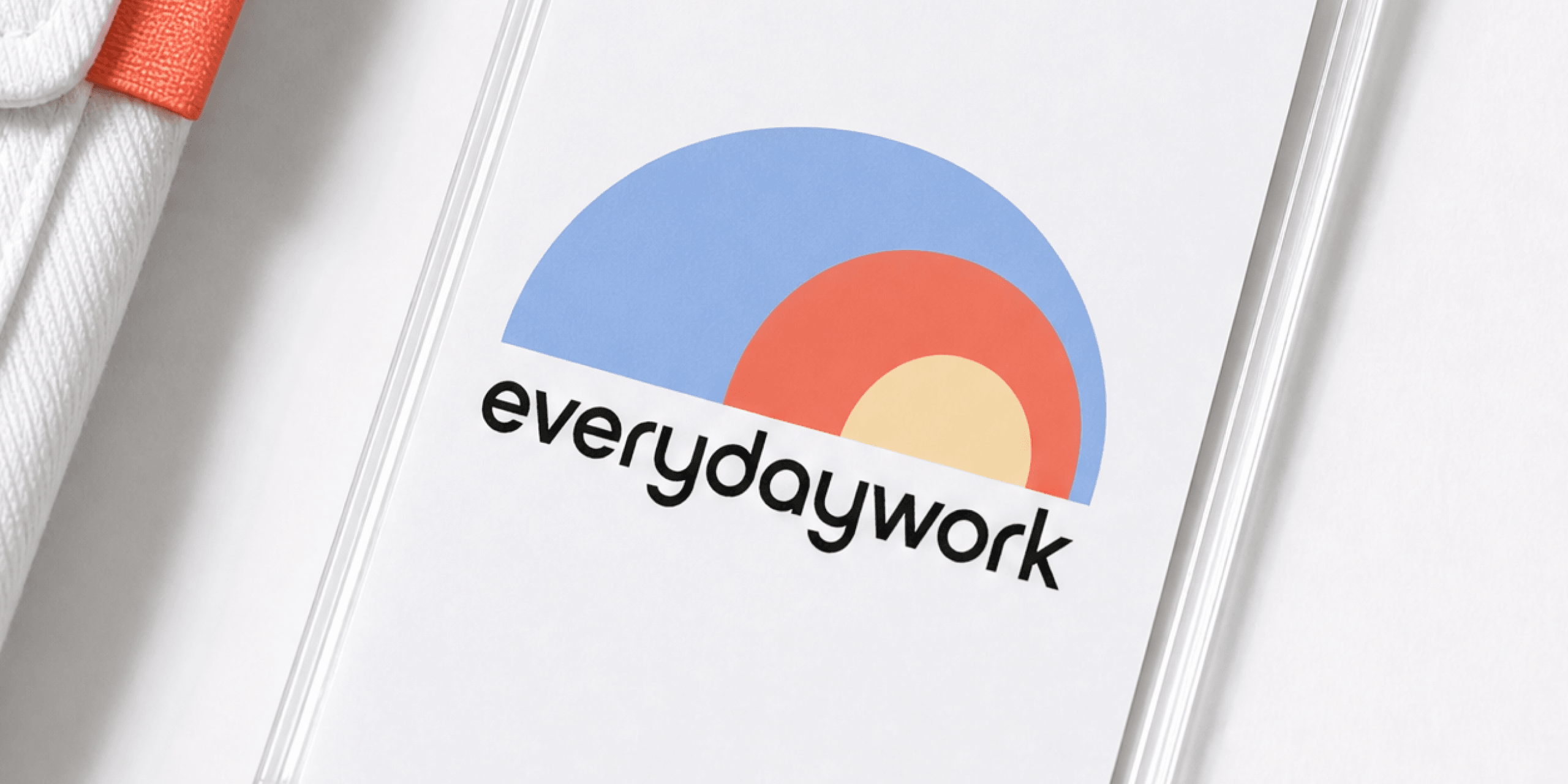 Everydaywork의 컬러 심볼과 워드마크를 적용한 브랜드 아이덴티티 디자인