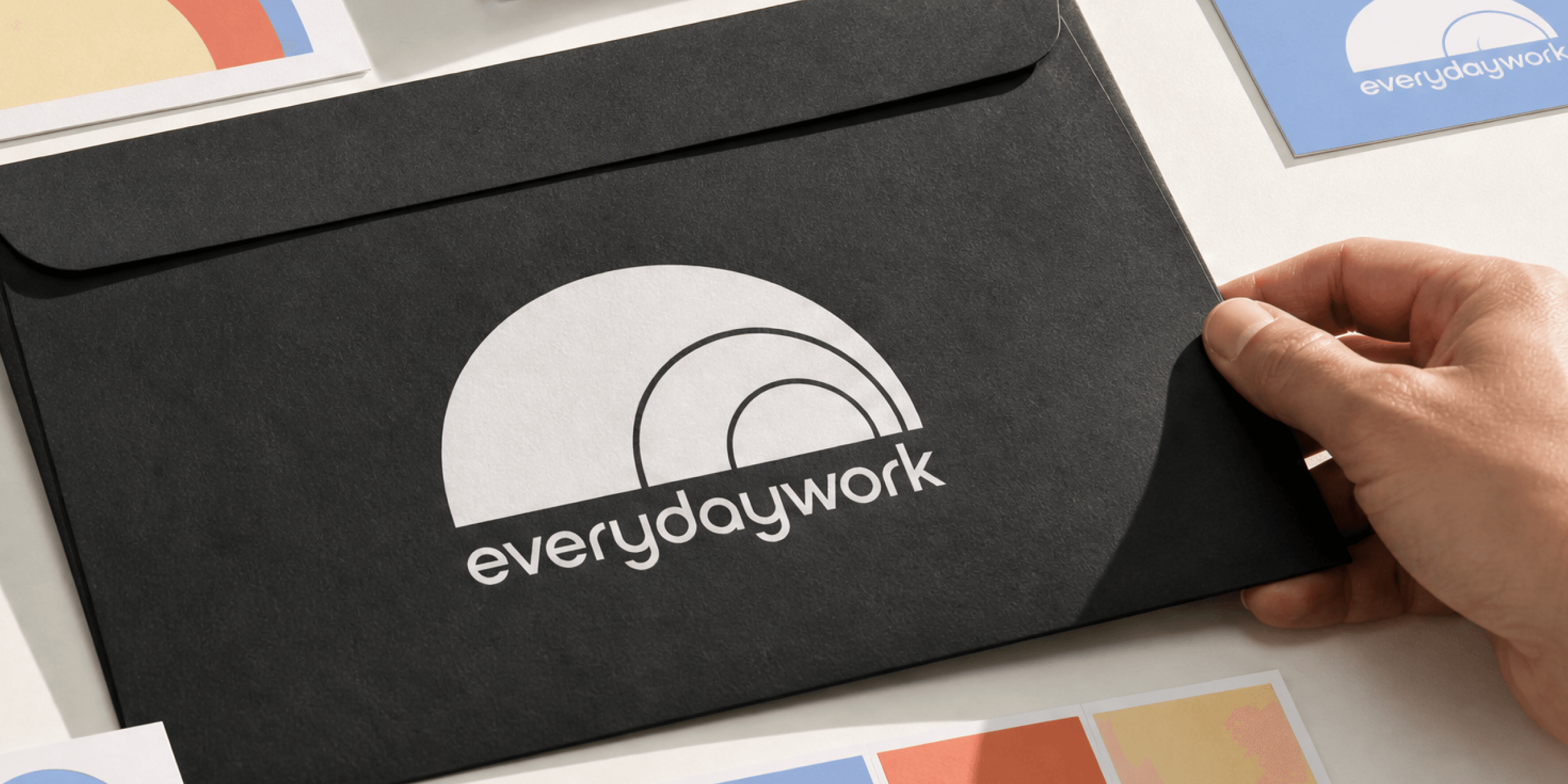 Everydaywork의 컬러 심볼과 워드마크를 적용한 브랜드 아이덴티티 디자인