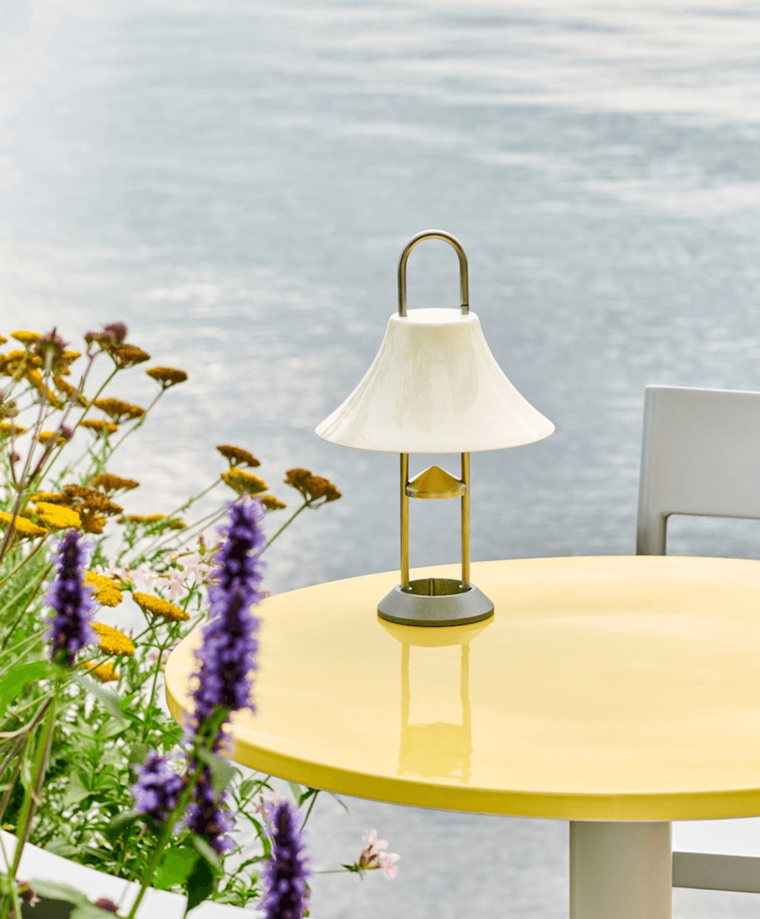 출처 : https://www.hay.com/hay/lighting/table-lamp/mousqueton-portable | Mousqueton 램프